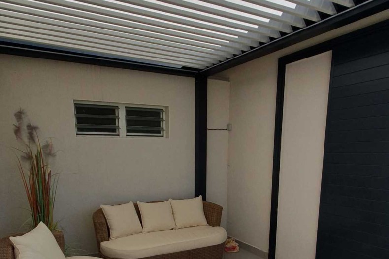 A l'abri du soleil et à l'abri de la pluie ;)